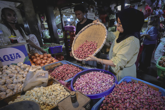 Pedagang memilah bawang merah di kiosnya di Pasar Senen, Jakarta, Jumat (1/11/2024). Foto: Jamal Ramadhan/kumparan