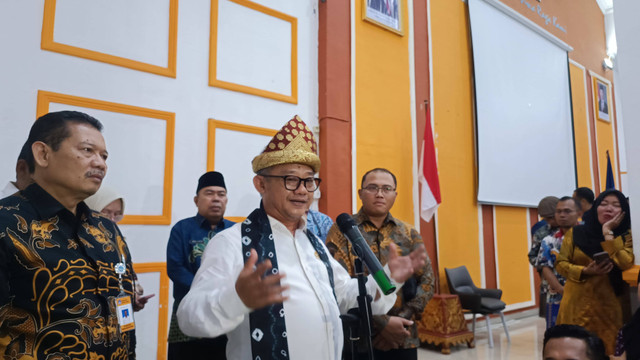 Mendikdasmen Abdul Mu'ti saat dijumpai di BGP Palembang, Jumat (1/11). Foto: Thomas Bosco/kumparan