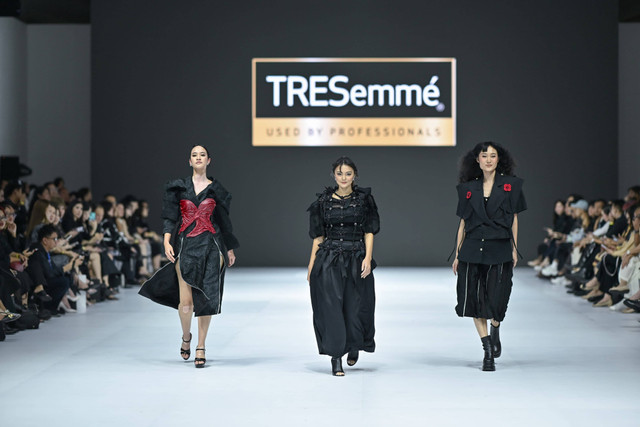 Fashion show TRESemme bertajuk "Unlock Million Hairstyles, Own Million Runways"  di Jakarta Fashion Week 2025. Foto: Jakarta Fashion Week 2025