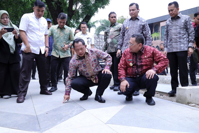 Mendagri, Tito Karnavian, bersama Pj Gubernur Sumsel, Elen Setiadi, dan Pj Wali Kota Palembang, A Damenta, meninjau Kambang Iwak Palembang. (ist)