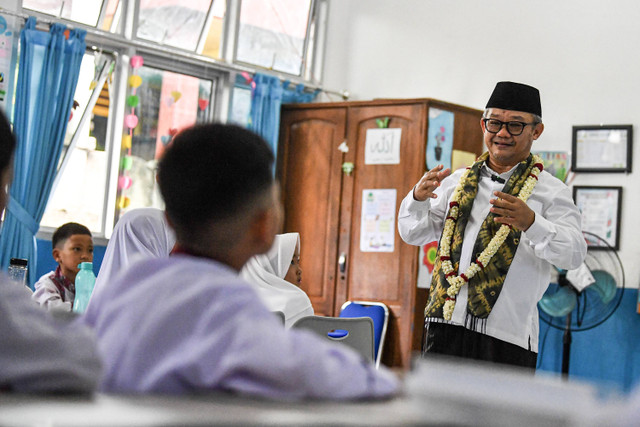 Menteri Pendidikan Dasar dan Menengah (Mendikdasmen) Abdul Mu'ti menyampaikan materi saat mengajar di SDN 59 Palembang, Sumatera Selatan, Jumat (1/11/2024). Foto: ANTARA FOTO/Nova Wahyudi