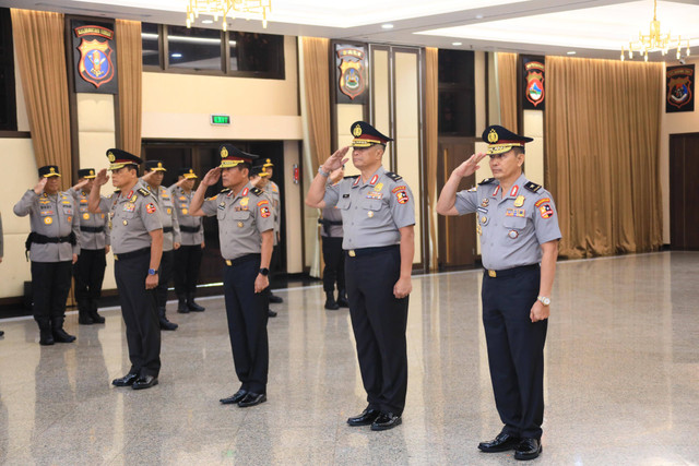 Kapolri Jenderal Listyo Sigit Prabowo memimpin upacara kenaikan pangkat atau Korps Raport terhadap 4 perwira Polri. Upacara digelar di Gedung Rupattama Mabes Polri, Jakarta, Jumat (1/11). Foto: Dok. Polri