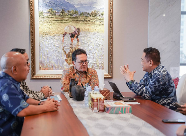 Krakatau Steel mengunjungi Menteri Perdagangan Budi Santoso (kedua dari kanan)dalam di Kantor Kementerian Perdagangan RI. Foto: Dok. Krakatau Steel