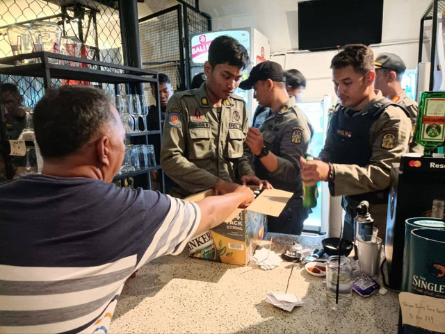 Penertiban toko atau kafe yang menjual minuman keras tanpa izin di kawasan Prawirotaman Yogyakarta. (Foto: M Wulan)