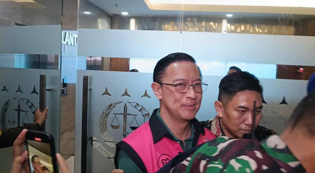 Eks Menteri Perdagangan RI Thomas Lembong usai menjalani pemeriksaan terkait kasus importasi gula, di Gedung Kartika Kejagung, Jumat (1/11/2024). Foto: Fadhil Pramudya/kumparan