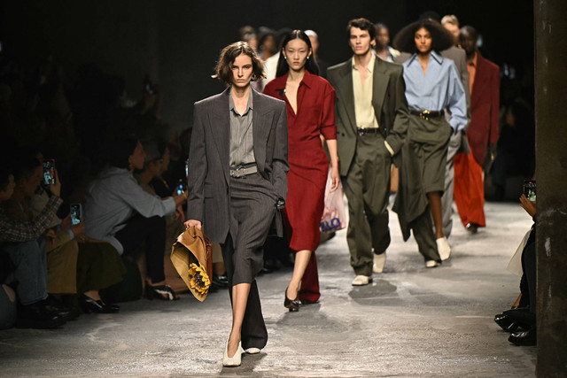 Para model berjalan di runway memeragakan busana koleksi Bottega Veneta di Milan Fashion Week Womenswear Spring/Summer 2025, pada 21 September 2024 di Milan. Foto: Gabriel BOUYS/AFP