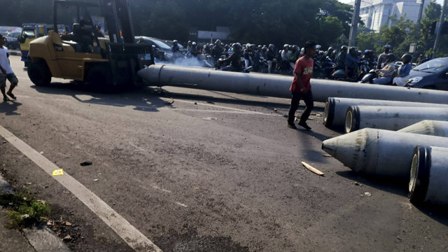 Paku bumi jatuh dari truk di Jalan Soekarno-Hatta, perempatan Buah Batu, Sabtu (2/11/2024). Foto: Robby Bouceu/kumparan