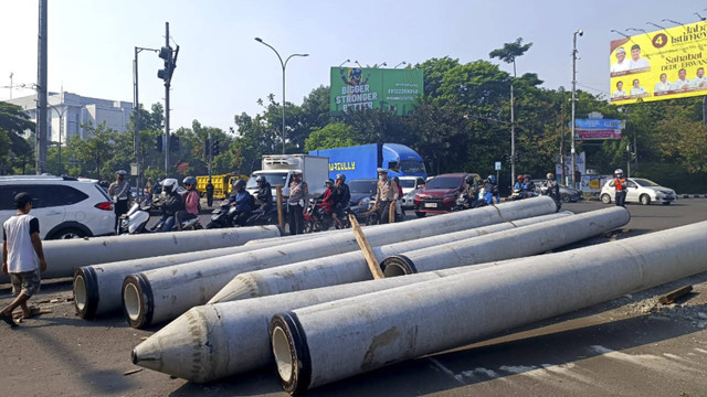 Paku bumi jatuh dari truk di Jalan Soekarno-Hatta, perempatan Buah Batu, Sabtu (2/11/2024). Foto: Robby Bouceu/kumparan