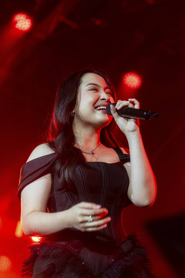 Konser JUNI Day X sukses digelar pada Sabtu (2/11) di Basket Hall, Senayan, Jakarta Pusat. Dua penyanyi wanita Indonesia, Raisa dan Bernadya, berhasil menyihir penonton dengan deretan lagu populer mereka. Foto: Dok. Juni Records