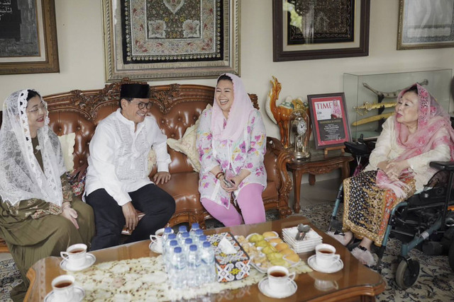 Calon Gubernur DKI Jakarta nomor urut tiga Pramono Anung berbincang dengan Shinta Wahid dan Yenny Wahid. Foto: Instagram/ @pramonoanungw