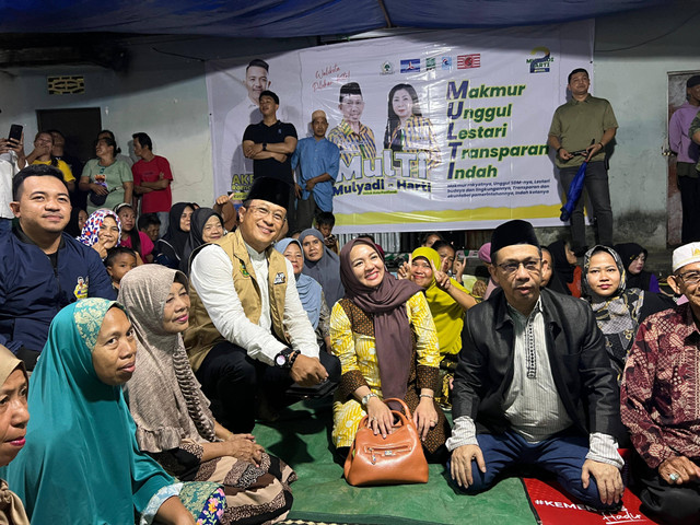 Didi Haryono berfoto bersama Calon Wali Kota Pontianak, Mulyadi dan anggota DPRD Kota Pontianak, Beby Nailufa serta warga Beting. Foto: Tim Media Midji-Didi