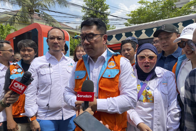 Calon Gubernur Jakarta Ridwan Kamil menjawab pertanyaan wartawan pada peluncuran mobil curhat RK-Suswono di Cilandak, Jakarta, Selatan, Sabtu (2/11/2024). Foto: Abid Raihan/kumparan