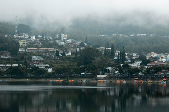 Wisata Embung Sebligo Lerep. Foto hanya ilustrasi, bukan tempat sebenarnya. Sumber: unsplash.com/Ilham Abitama.