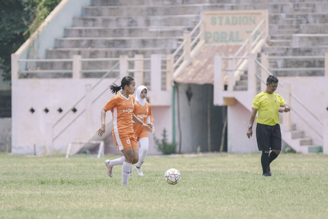 Liga Putri Surabaya 2024 Series 1 digelar di Lapangan Poral, Kota Surabaya, Minggu (27/10/2024).  Foto: Dok. Komunitas Fotografi Bonek & Liga Putri Surabaya