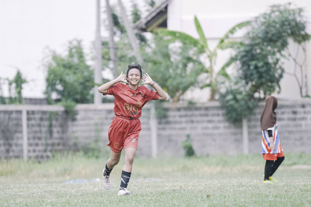 Liga Putri Surabaya 2024 Series 1 digelar di Lapangan Poral, Kota Surabaya, Minggu (27/10/2024).  Foto: Komunitas Fotografi Bonek