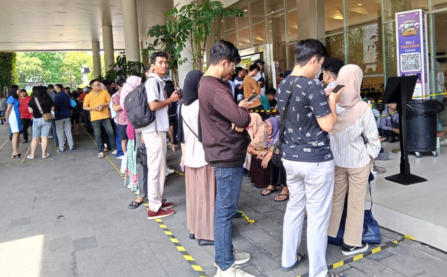 Antrean warga Surabaya berburu tiket kereta murah di KAI EXPO, Sabtu (2/11). Foto: Masruroh/Basra