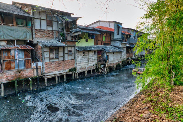 Kemiskinan di Indonesia Sumber : https://www.pexels.com/id-id/foto/kayu-air-cairan-badai-5383955/