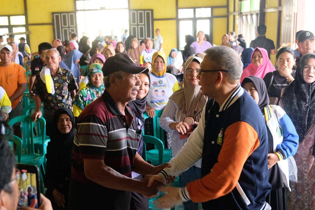 Calon Gubernur Kalbar nomor urut 1, Sutarmidji saat silaturahmi dengan masyarakat Boyan Tanjung bersama Calon Bupati Kapuas Hulu nomor urut 2, Wahyudi Hidayat. Foto: Tim Media Midji-Didi