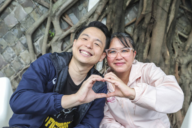 Produser Ernest Prakasa (kiri) dan Sutradara film Cinta Tak Seindah Drama Korea Meira Anastasia (kanan) berpose saat kunjungan ke kumparan di Jati Padang, Pasar Minggu, Jakarta, Jumat (1//11/2024). Foto: Darryl Ramadhan/kumparan