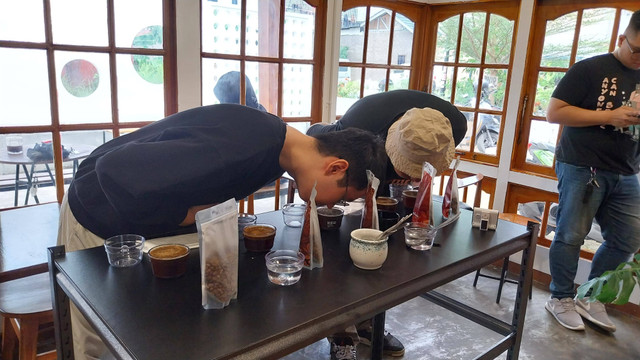 Proses menghirup biji kopi dari Public Cupping yang digelar di Pouring Coffee pada Sabtu, 2 November 2024. Foto: Alycia Tracy Nabila/Hi!Pontianak