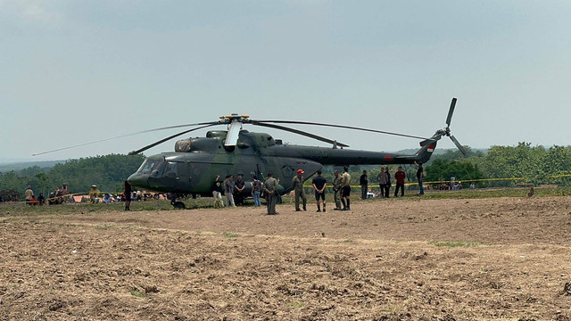 Helikopter milik TNI Angkatan Darat (AD) saat melakukan pendaratan darurat di Dukuh Tindik, Desa Kadengan, Kecamatan Randublatung, Kabupaten Blora. Sabtu (02/11/2024) (Aset: Priyo/BeritaBojonegoro)