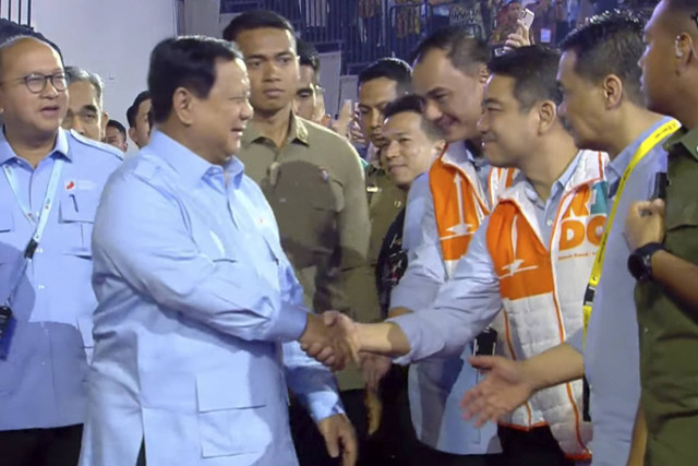 Presiden Prabowo Subianto berjabat tangan dengan relawan saat deklarasi Gerakan Solidaritas Nasional (GSN) di Indonesia Arena, Gelora Bung Karno, Jakarta, Sabtu (2/11/2024). Foto: YouTube/ Sekretariat Presiden