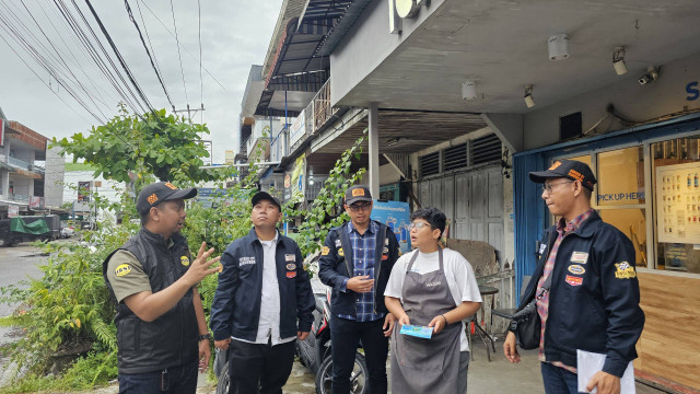 Manager K3L dan Keamanan PLN UID Kalbar, Andi Syamsul Bahri menjelaskan tentang bahaya listrik yang terdapat di lingkungan masyarakat. Foto: Dok. PLN Kalbar