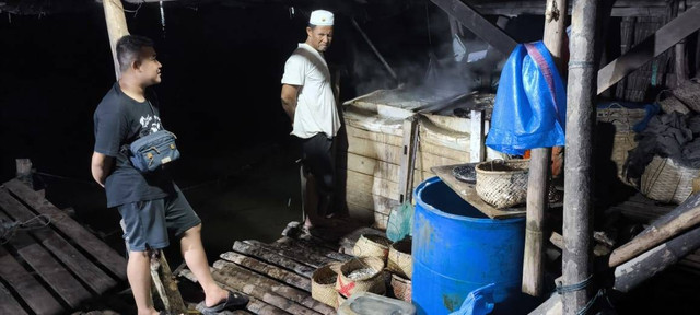 Nelayan di Pulau Penata Kecil Bengkayang menunjukkan bagan yang dimilikinya. Foto: M. Zain/Hi!Pontianak