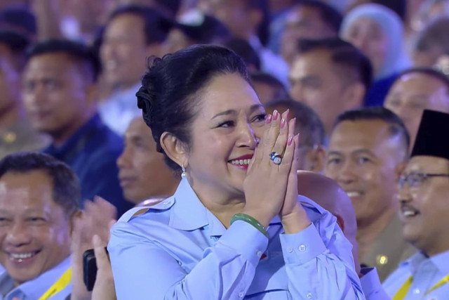 Titiek Soeharto memberikan salam hormat saat menghadiri deklarasi Gerakan Solidaritas Nasional (GSN) di Indonesia Arena, Gelora Bung Karno, Jakarta, Sabtu (2/11/2024). Foto: YouTube/Sekretariat Presiden