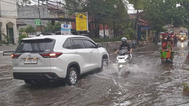 Sejumlah kendaraan melintas saat banjir di Jakarta, Sabtu (2/11/2024). Foto: Dok. BPBD DKI Jakarta