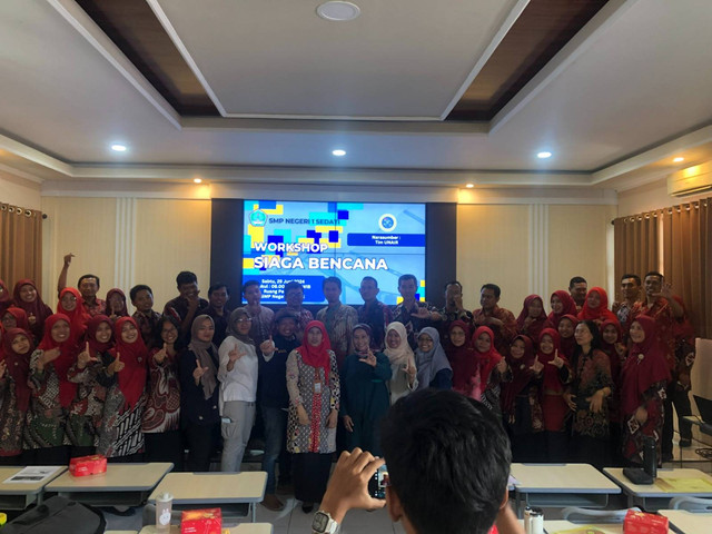 Tim pengmas Fakultas Psikologi Universitas Airlangga (Unair) saat gelar resiliensi di SMPN 1 Sedati Sidoarjo.