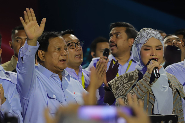 Presiden Prabowo Subianto menyapa warga usai memberikan pidato sambutan pada Deklarasi Gerakan Solidaritas Nasional (GSN) di Indonesia Arena, Jakarta, Sabtu (2/11/2024). Foto: Jamal Ramadhan/kumparan