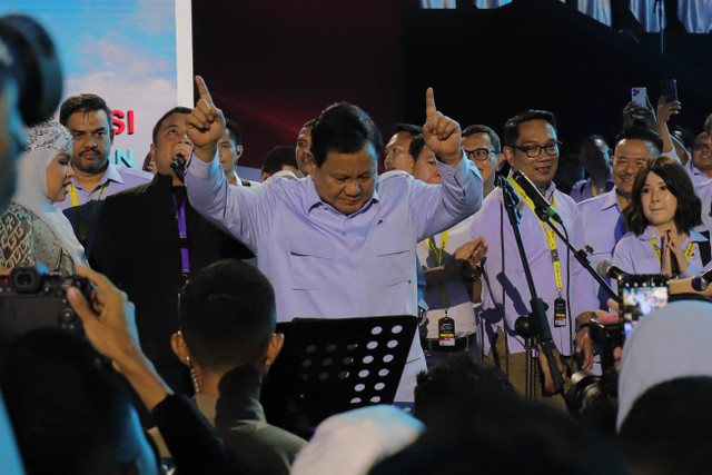 Presiden Prabowo Subianto menyapa warga usai memberikan pidato sambutan pada Deklarasi Gerakan Solidaritas Nasional (GSN) di Indonesia Arena, Jakarta, Sabtu (2/11/2024). Foto: Jamal Ramadhan/kumparan