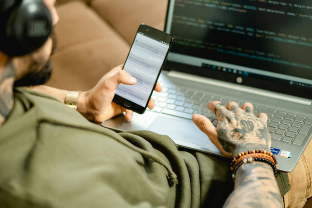 sumber: https://www.pexels.com/photo/boy-in-white-shirt-sitting-in-front-of-computer-4709286/