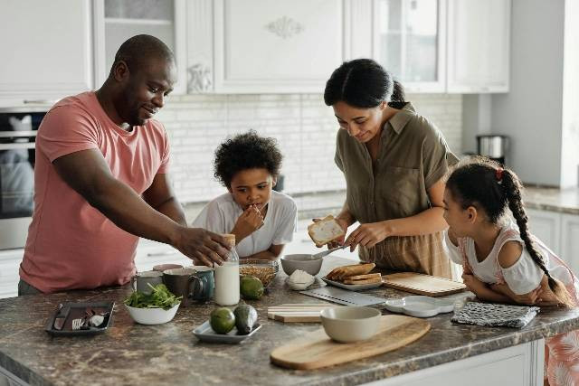 Foto oleh August de Richelieu: https://www.pexels.com/id-id/foto/keluarga-membuat-sarapan-di-dapur-4259140/