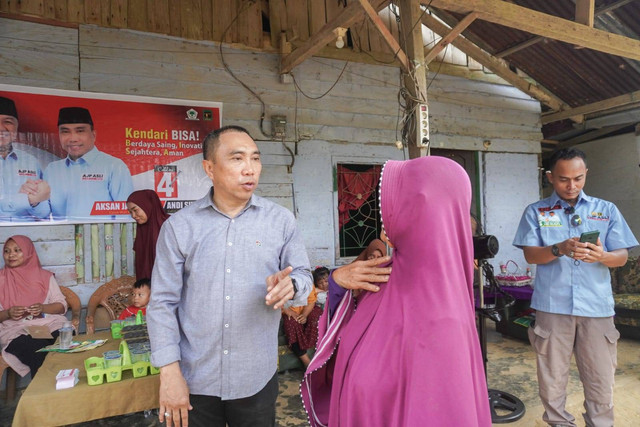 Calon Wakil Wali Kota Kendari, Andi Sulolipu saat blusukan bertemu warga.