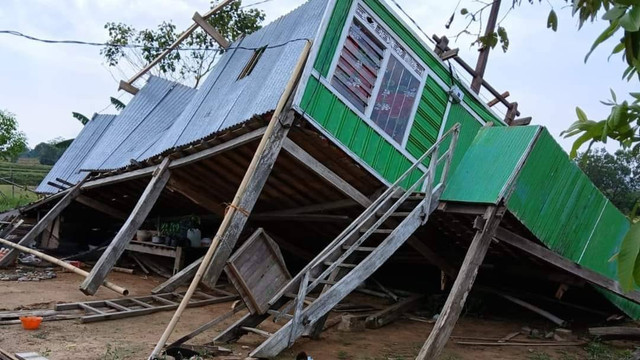 Salah satu rumah warga roboh imbas angin kencang terjang wilayah Kabupaten Wajo. Foto: Istimewa/HO