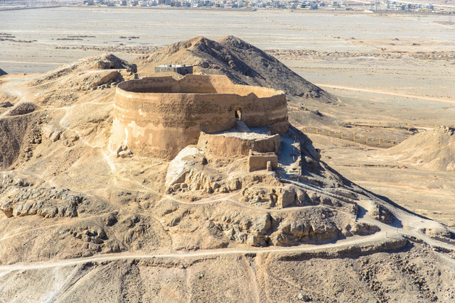 Tower of Silence, tempat mayat manusia disimpan dan dijadikan makanan burung nasar. Foto: Jakob Fischer/Shutterstock