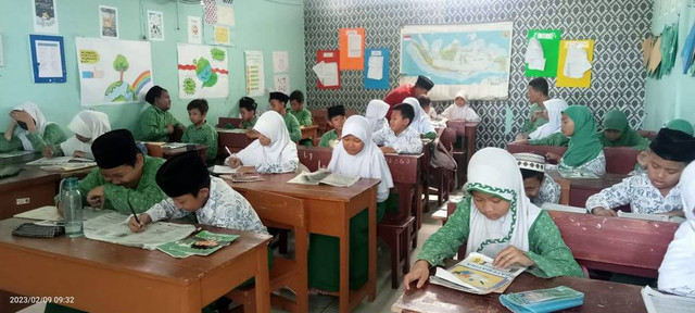 Foto Siswa Mi Alhidayah Cipayung Depok. Sedang Belajar matematika yang sudah menerapkan kurikulum merdeka. Sudah selayaknya untuk menuju Indonesia emas kurikulum merdeka menjadi hal yang efektif untuk para siswa. Foto: Dok. Pribadi