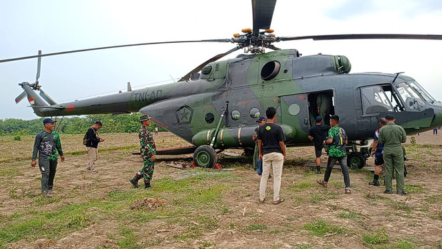 Helikopter TNI AD yang mendarat darurat di Blora, Jateng. Dok. Istimewa