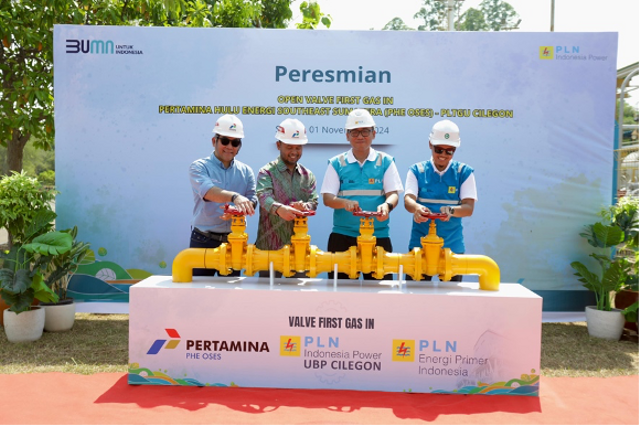 General Manager PHE OSES Antonius Dwi Arinto (paling kiri), SKK Migas, dan PLN Indonesia Power bersama memutar katup yang menandai dibukanya aliran suplai gas PHE OSES ke PLTGU Cilegon, Jumat (1/11/2024). Foto: PHE OSES