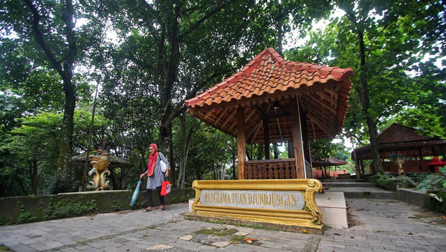 Makam Raja-raja yang kerap dikunjungi para pendatang yang berada di kawsan wisata religi Bukit Siguntang Palembang, Sabtu (2/11) Foto: ary/urban id