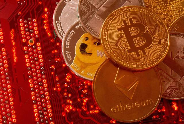 Sejumlah koin cryptocurrency yaitu Bitcoin, Ethereum, DogeCoin, Ripple, Litecoin. Foto: REUTERS/Dado Ruvic