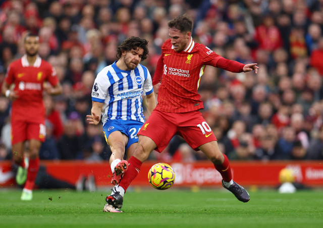 Ferdi Kadioglu dari Brighton & Hove Albion berebut bola dengan Alexis Mac Allister dari Liverpool pada Liga Premier di Anfield, Liverpool, Inggris, 2 November 2024. Foto: REUTERS/Molly Darlington