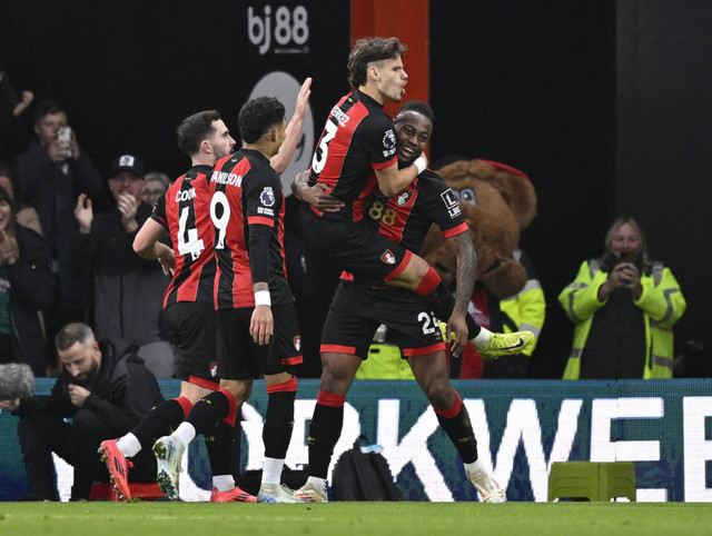 Antoine Semenyo dari AFC Bournemouth merayakan gol pertamanya bersama rekan satu timnya saat menghadapi Manchester City di Vitality Stadium, Bournemouth, Inggris, 2 November 2024. Foto: REUTERS/Tony O Brien