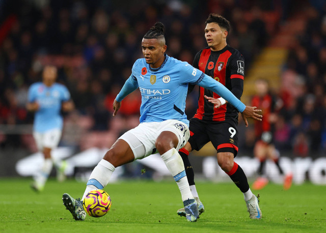 Manuel Akanji dari Manchester City beraksi dari gangguan Evanilson dari AFC Bournemouth di Liga Premier 2 November 2024. Foto: REUTERS/Matthew Childs