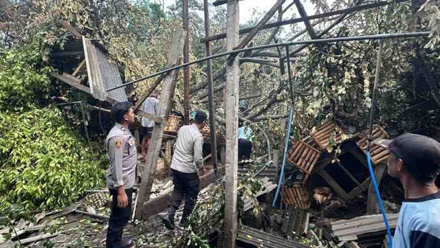 Petugas di lokasi bangunan warga rusak setelah terjadi hujan deras disertai dengan angin kencang yang melanda wilayah Kabupaten Blitar, Jawa Timur, Sabtu (2/11/2024). Foto: ANTARA/HO-Polres Blitar Kota