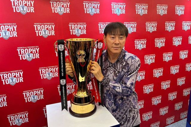 Pelatih Timnas Indonesia, Shin Tae-yong, memegang trofi Piala AFF di Jakarta pada 2 November 2024. Foto: Azrumi El Ghazali/kumparan