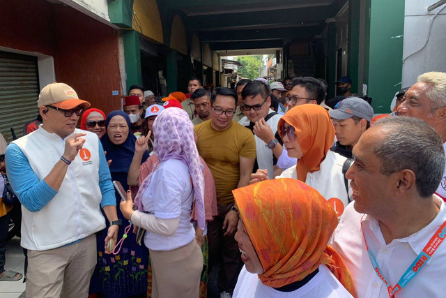 Cagub Jakarta nomor urut 1 Ridwan Kamil blusukan ke Kampung Makasar, Jakarta Timur, Minggu (3/11/2024). Foto: Luthfi Humam/kumparan