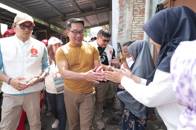 Calon Gubernur Jakarta nomor uryt 01 Ridwan Kamil menyapa warga Kebon Pala, Jakarta, Minggu (3/11/2024). Foto: Iqbal Firdaus/kumparan